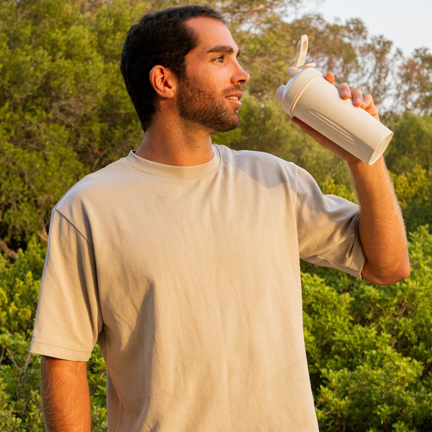 Deportista bebiendo batido de proteína vegana