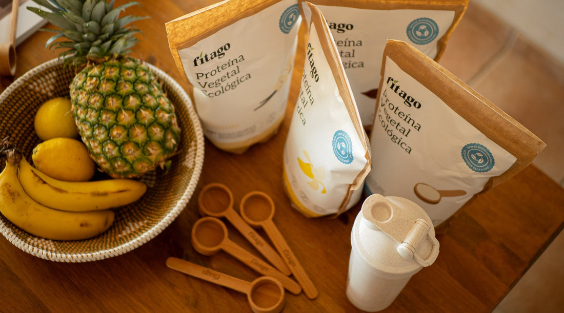 paquetes de proteina vegetal ecologica sobre mesa de madera con frutas