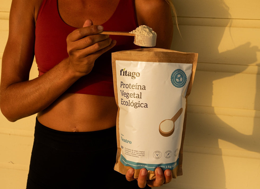 chica en conjunto deportivo sujetando una proteína vegetal sabor neutro de Fitago