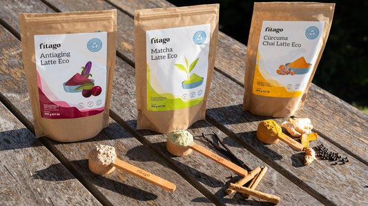 Foto de antiaging latte, matcha latte y cúrcuma chai latte de Fitago sobre un suelo de madera en la naturaleza