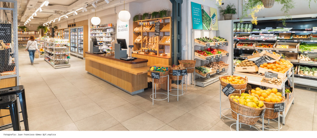 interior del supermercado ecológico colmado de bienes