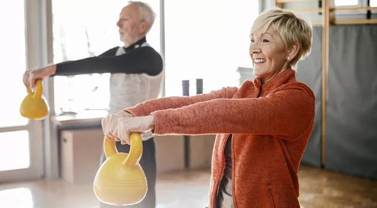 Imagen de personas mayores realizando ejercicio en artículo sobre la importancia del consumo de proteínas en personas mayores