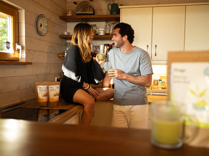 pareja tomando golden milk y matcha latte en la cocina