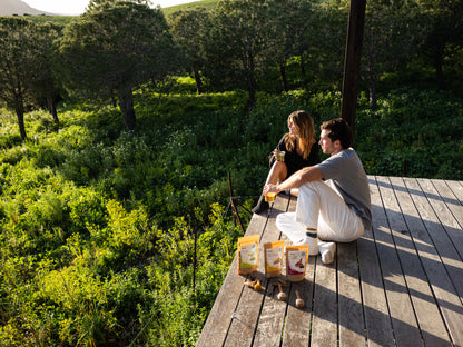 pareja tomando matcha latte y golden milk en la terraza mientras ven el atardecer